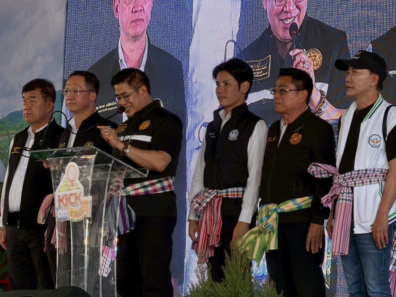 ภาพ สถานีพัฒนาที่ดินเพชรบุรี ร่วมต้อนรับรองนายกฯ Kick Off แก้ปัญหาที่ดิน ส.ป.ก. ราชบุรี