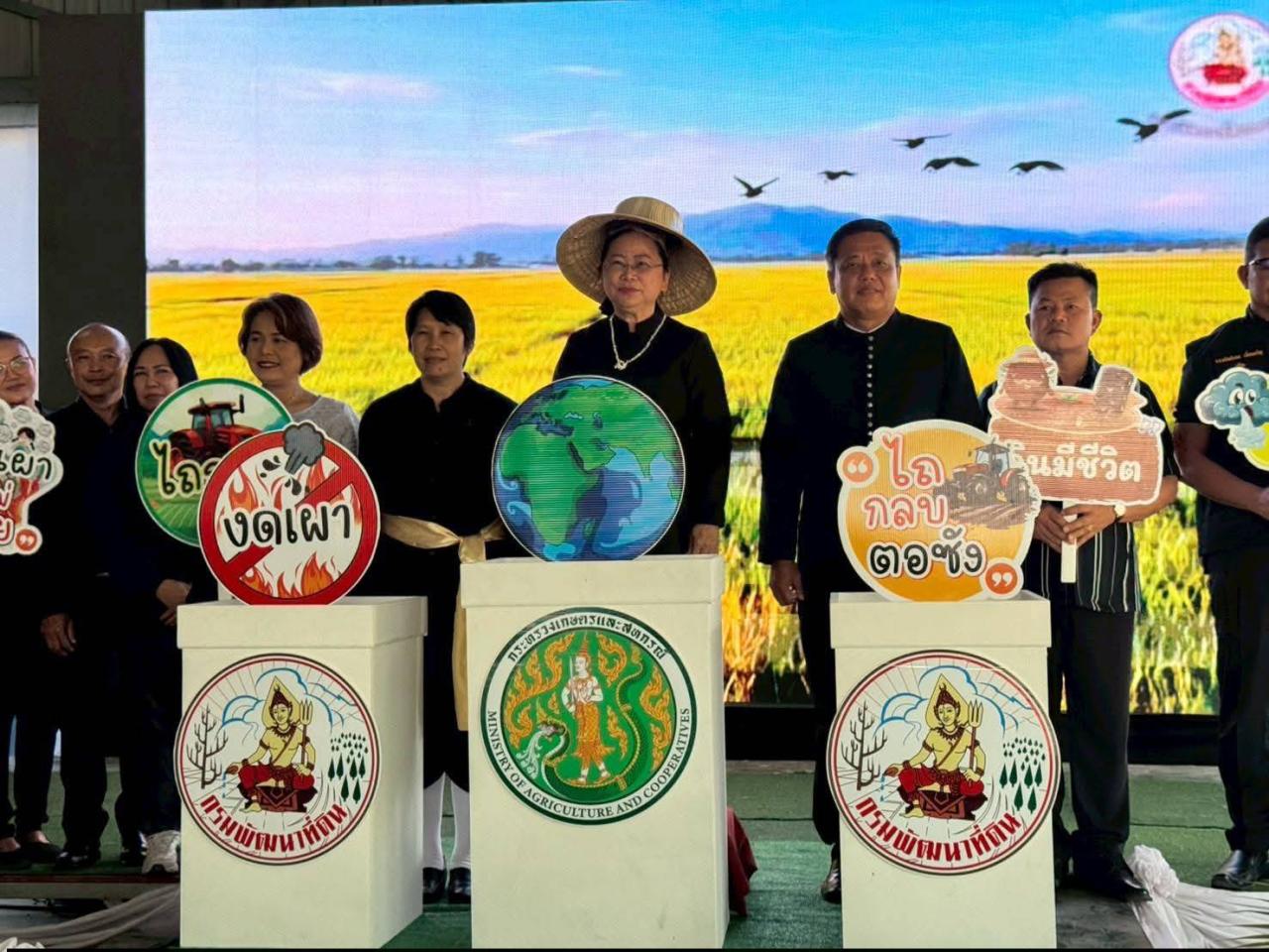 ภาพ ไถกลบตอซัง สร้างดินยั่งยืน ฟื้นสิ่งแวดล้อม